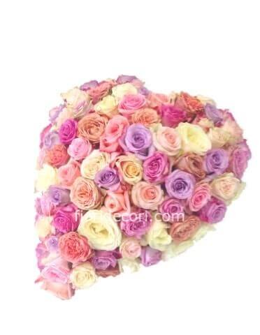 Composizione a forma di cuore con rose di colori assortiti