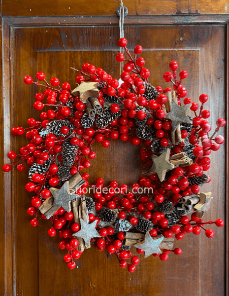 Ghirlanda Natalizia con Bacche e Pigne