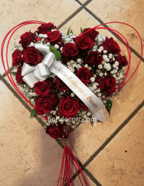 Cuore con rose rosse