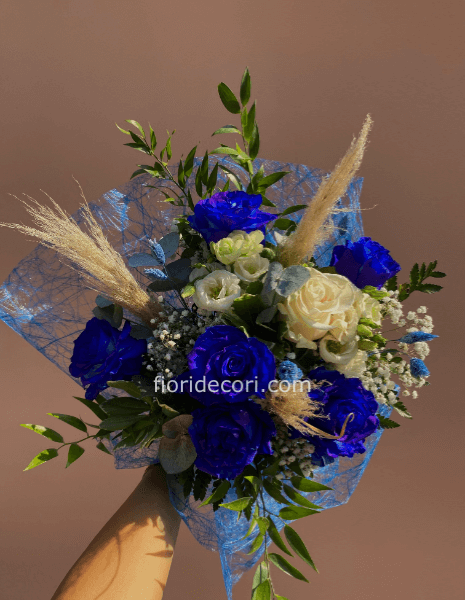 Mazzo di rose blu con lisianthus