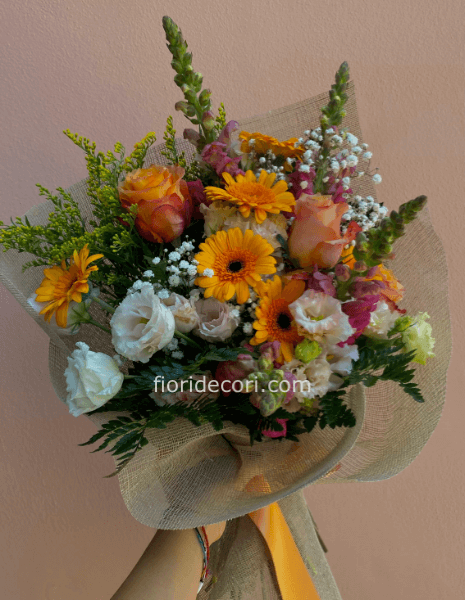 Mazzo di fiori colorati misti