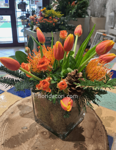 Centrotavola con tulipani e vaso in vetro