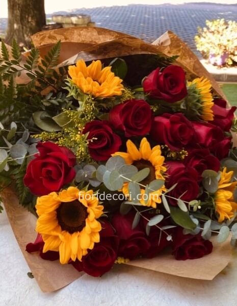 Mazzo con rose rosse e girasoli