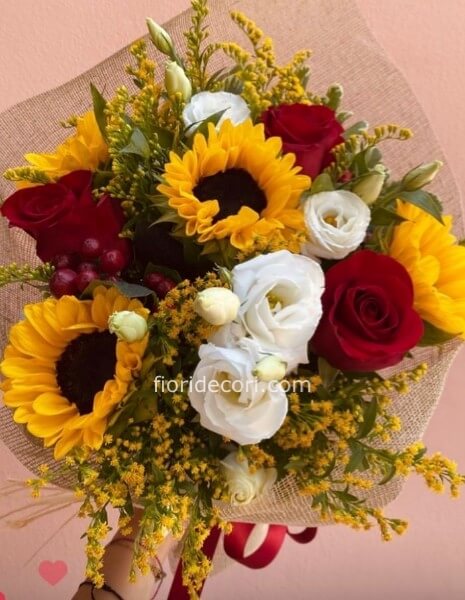 Mazzo con rose rosse, girasoli, lisianthus