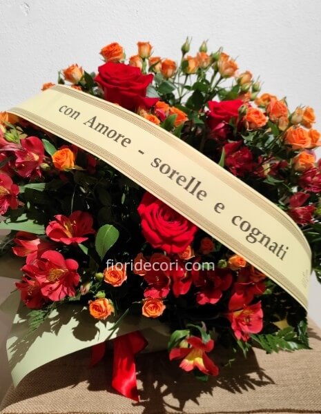 Composizione floreale di fiori misti con fascia personalizzata