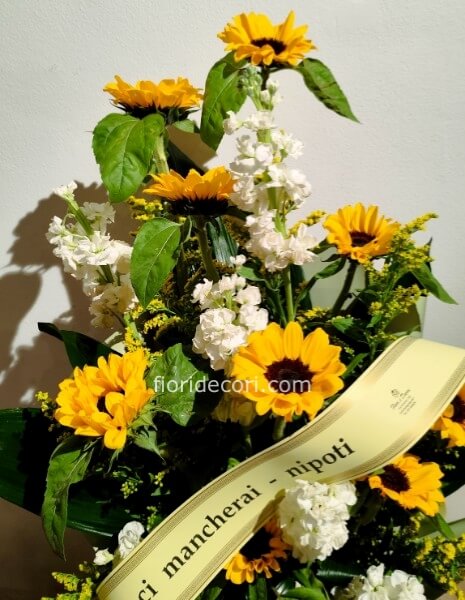 mazzo floreale funebre con fascia personalizzata
