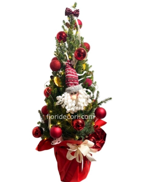 Albero di natale decorato  con luci