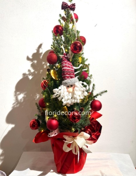 Albero di natale decorato con luci